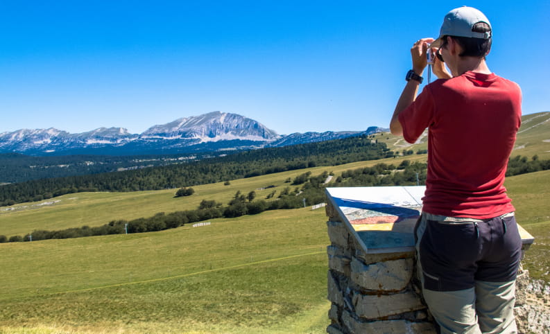 Randonnée dans le Vercors avec vue sur le Grand Veymont - table d'orientation et jumelle