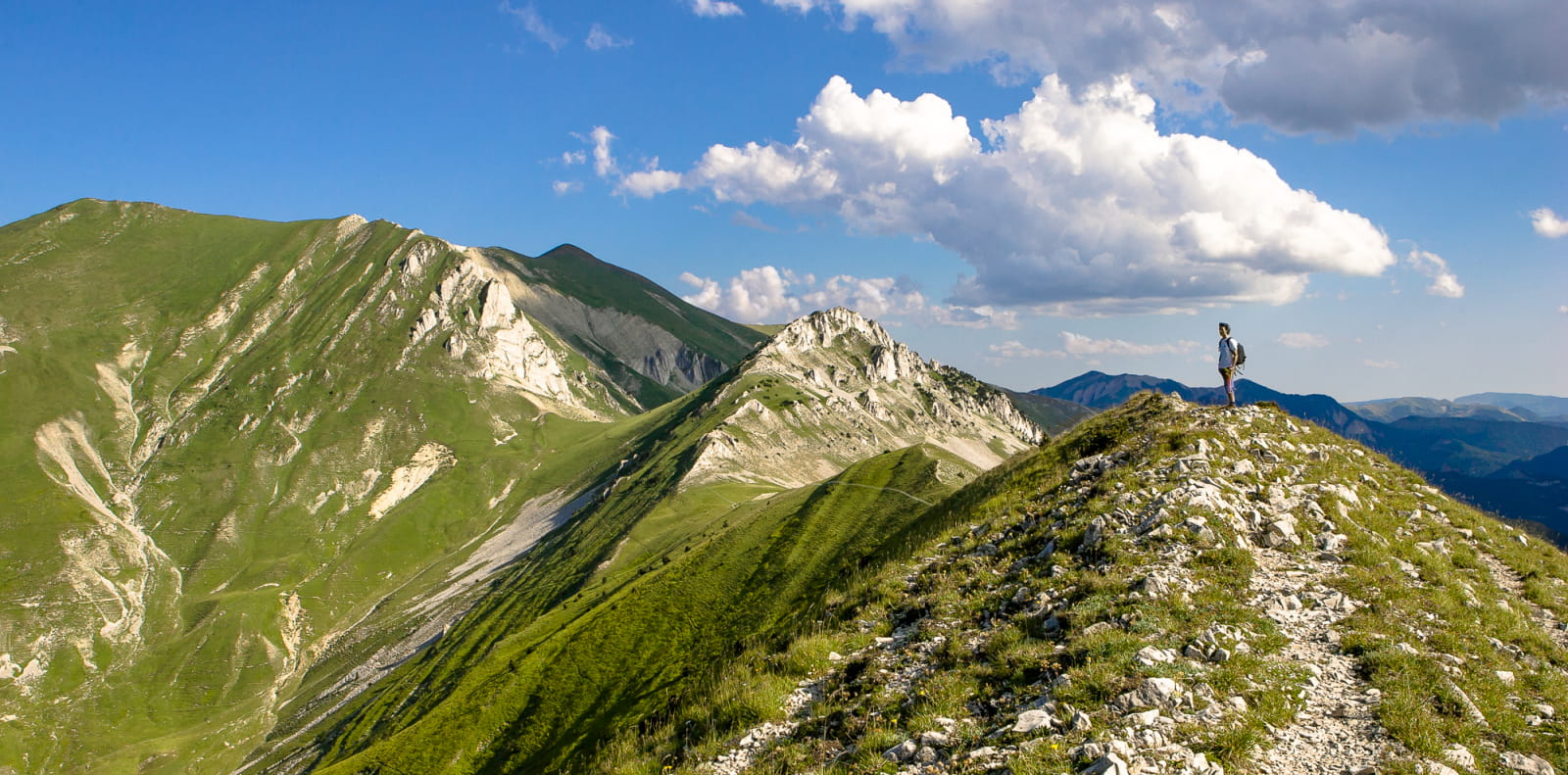 Activités sportives dans la Drôme - randonnée sur la crète de Jiboui dans le Vercors et randonneur - Top des spots nature de la Drôme