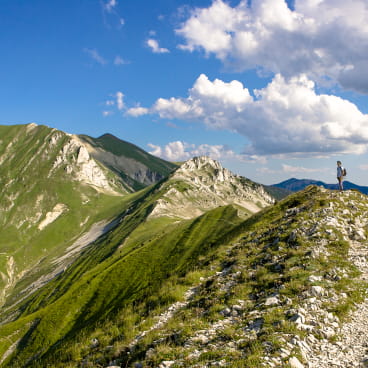 Activités sportives dans la Drôme - randonnée sur la crète de Jiboui dans le Vercors et randonneur - Top des spots nature de la Drôme
