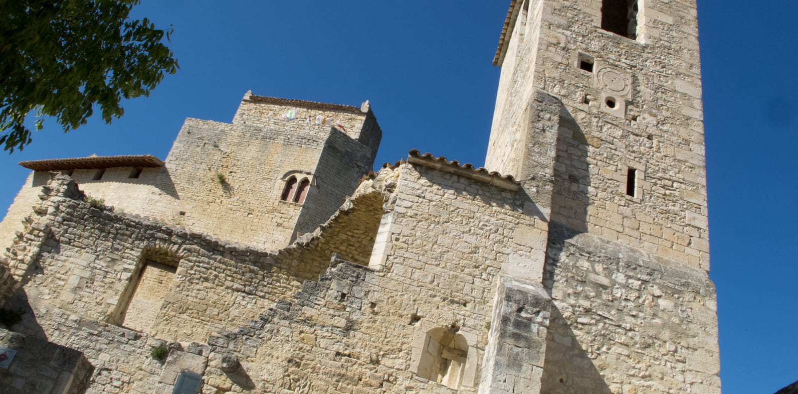 Le vieux village du Poët-Laval, dans la Drôme,départ du sentier randonnée et vélo sur les Pas des Huguenots