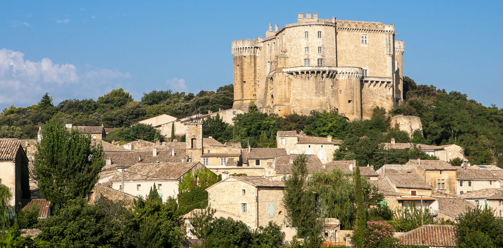 Château de Suze-la-Rousse en Drôme provençale