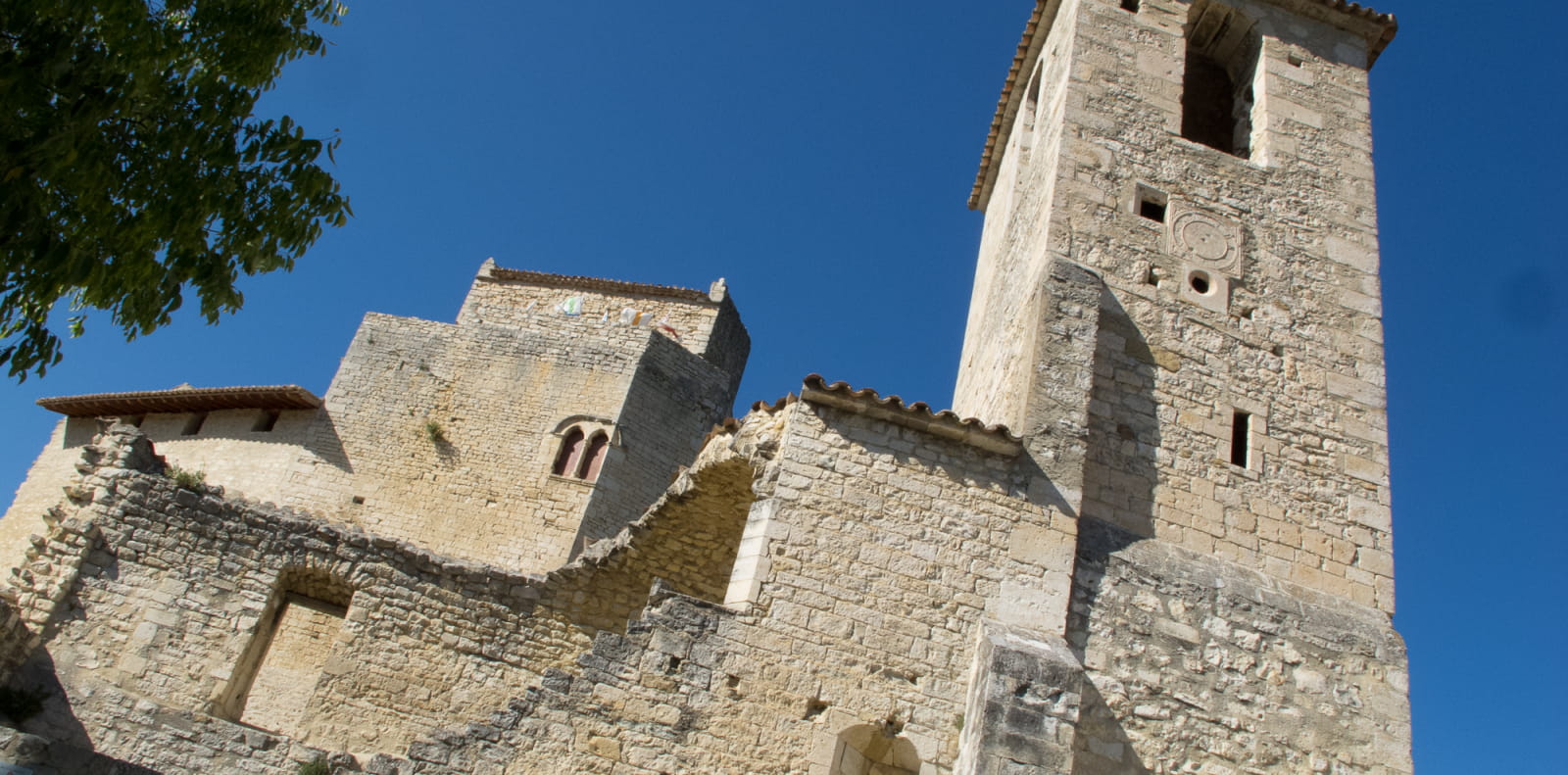 Le vieux village du Poët-Laval, dans la Drôme,départ du sentier randonnée et vélo sur les Pas des Huguenots