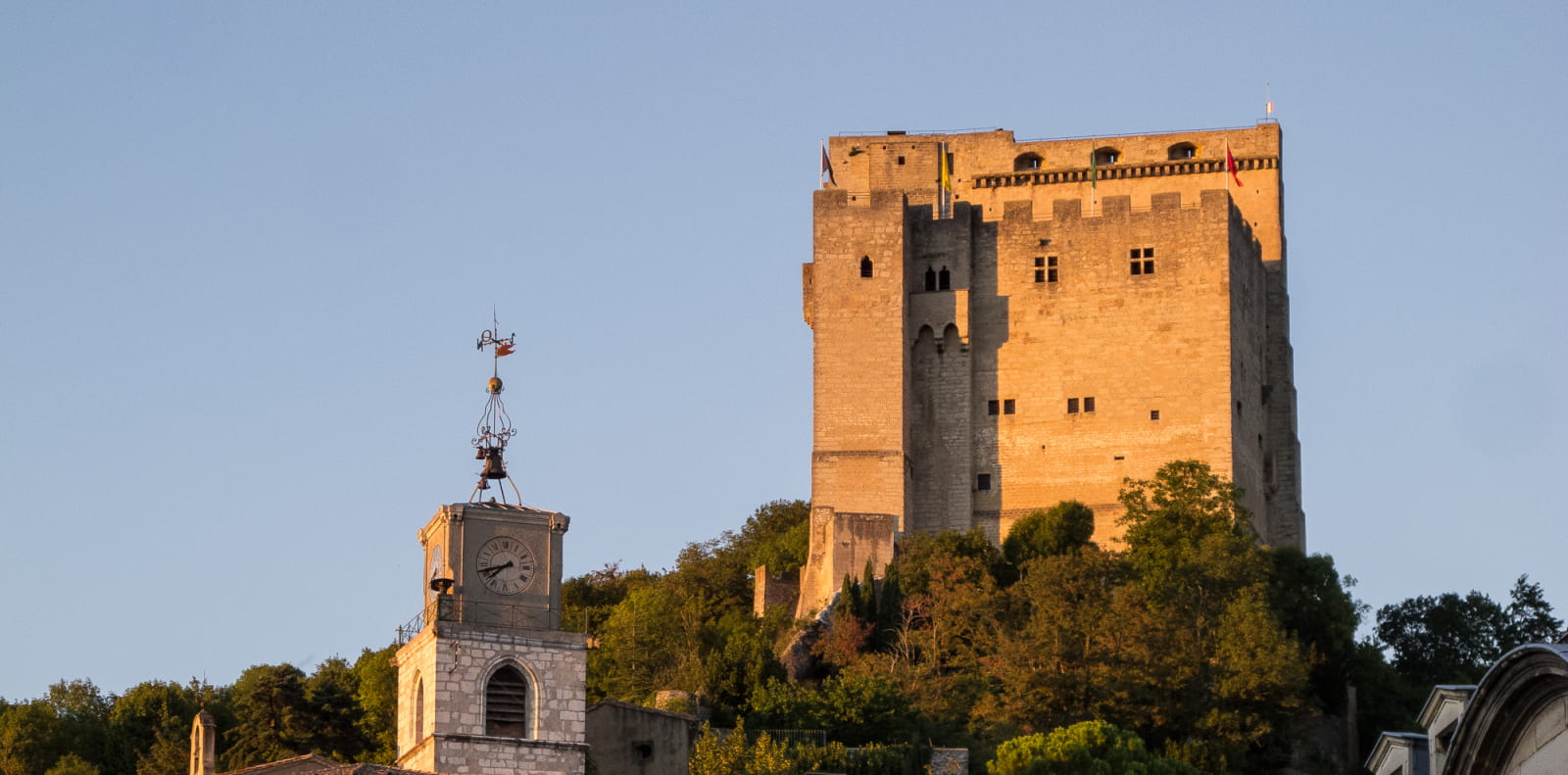 Le donjon de la Tour de Crest le long du tracé de la véloroute voie verte la Vélodrôme