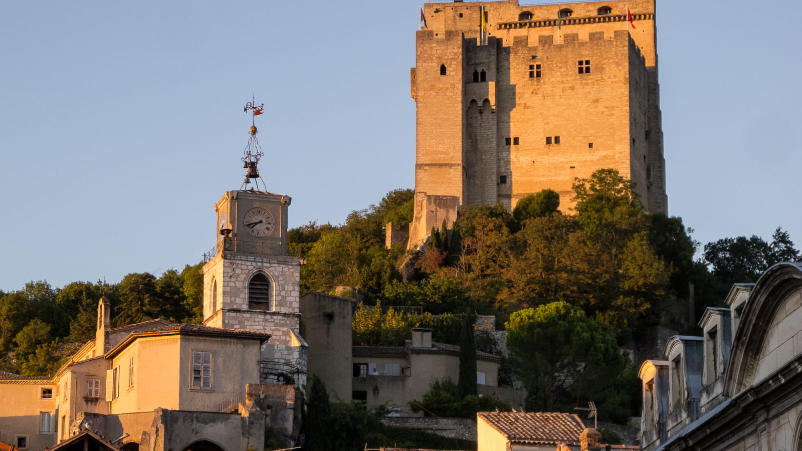 Le donjon de la Tour de Crest le long du tracé de la véloroute voie verte la Vélodrôme