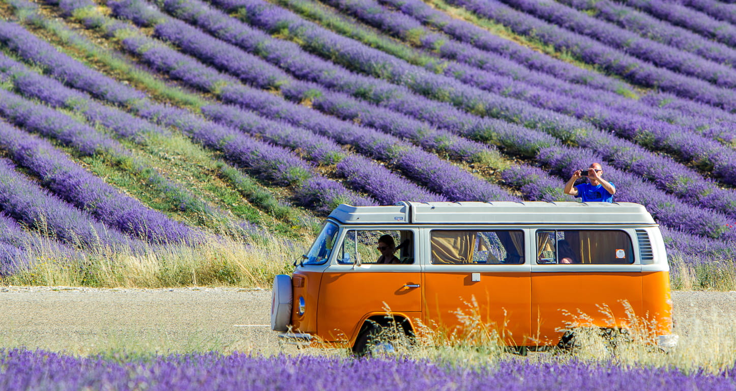 Van orange dans la lavande en Drôme Provençale