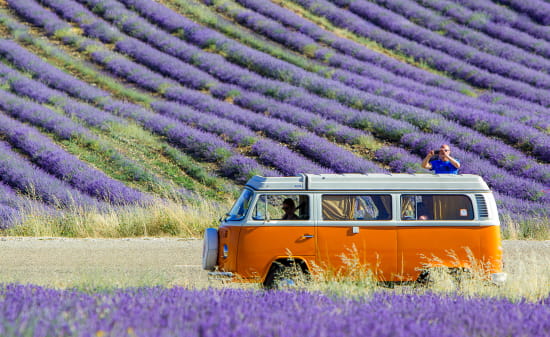 Van orange dans la lavande en Drôme Provençale