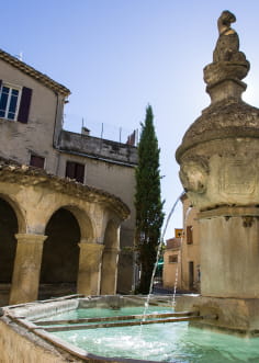 Fontaine et lavoir à Mollans sur Ouvèze en Drôme provençale