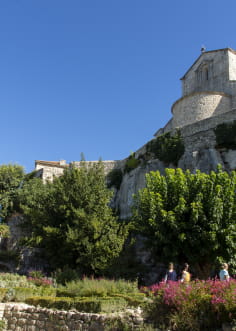 La Garde Adhémar, Plus beau village de France dans la Drôme, vu du jardin aux herbes