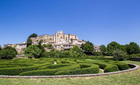 Grignan, Plus beau village de France, vu des jardins à la française