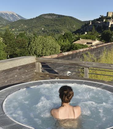 Spa aux Thermes de Montbrun-les-Bains, Plus Beau village de France, avec vue sur le Mont Ventoux