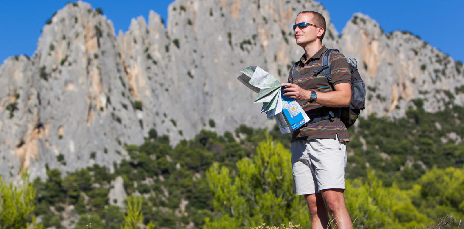randonneur teant une carte dans le PNR des Baronnies