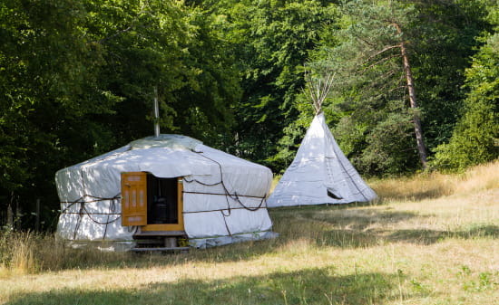 yourte et tipi dans une clairière
