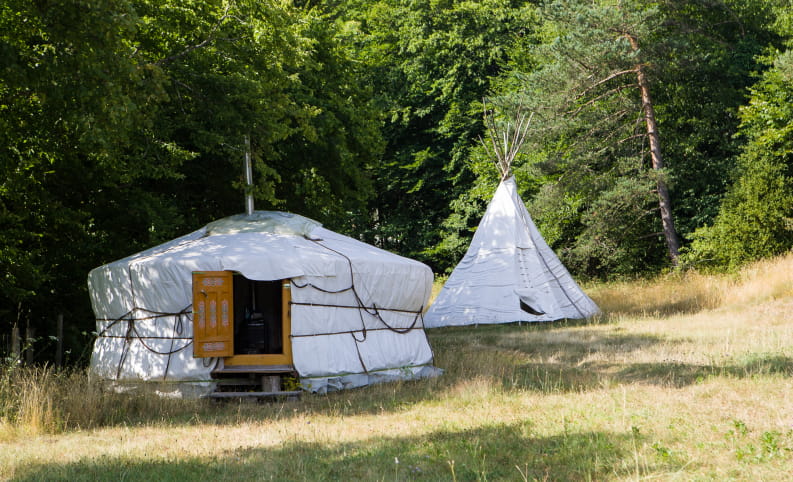 yourte et tipi dans une clairière