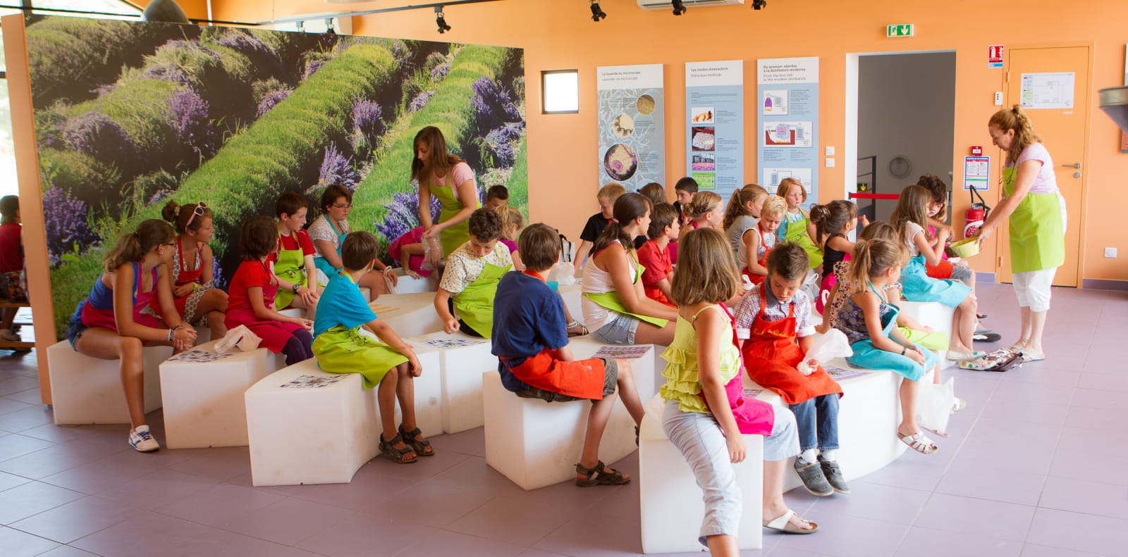 groupe d 'enfant suivant un atelier de savon