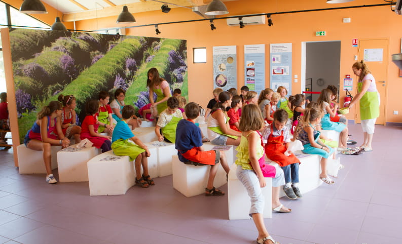groupe d 'enfant suivant un atelier de savon