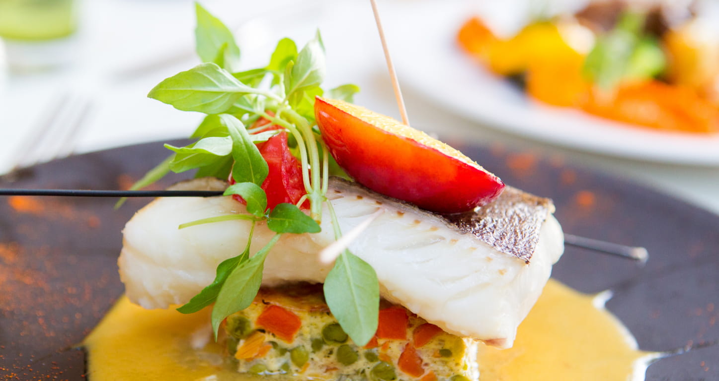 plat de chef: filet de poisson sur flan de légumes