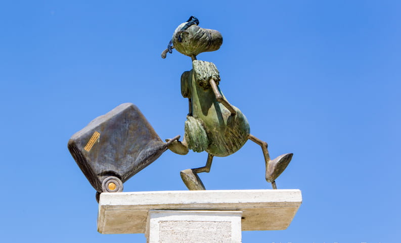 stéle avec mouton et valise, symbole transhumance