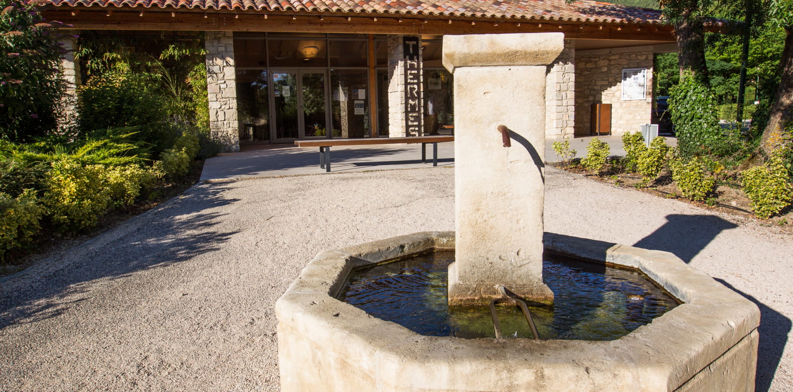 Fontaine devant les thermes de Montbrun-les-Bains dans la Drôme