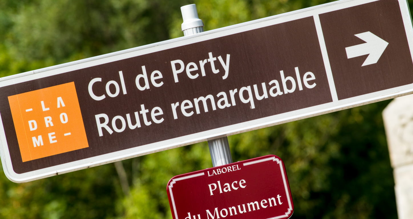 panneau routier de la route ramarquable du col de Perty