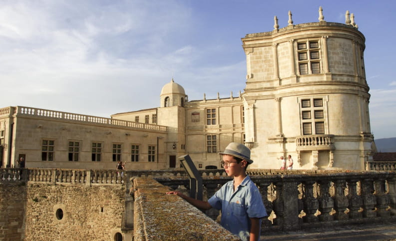 Enfant sur la terrasse du château de Grignan