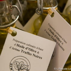 bouteille d'huile d'olive aux arômes de truffe noire de la Drôme