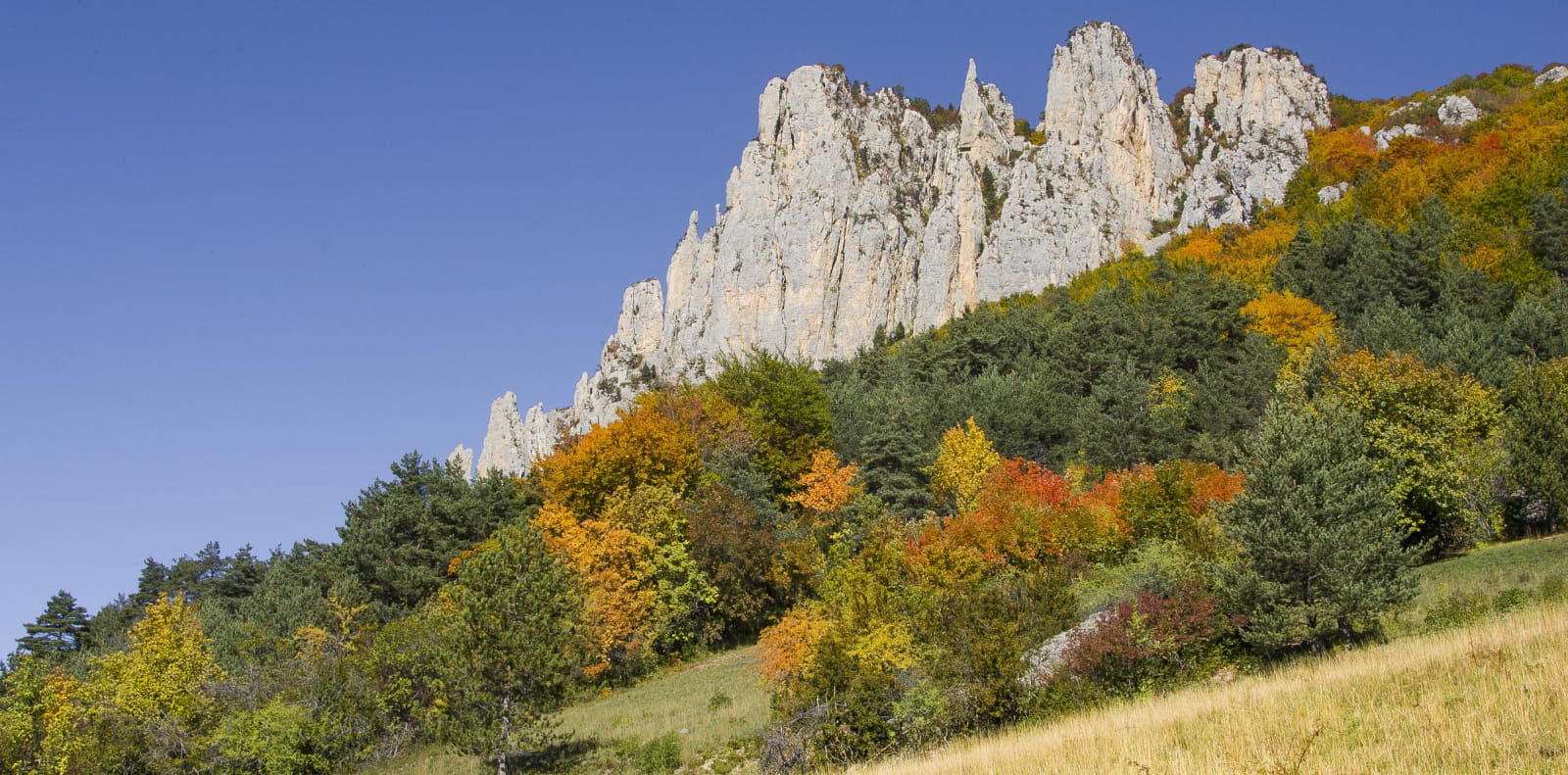 Aiguilles de Bénevise à l'automne dans la Drôme