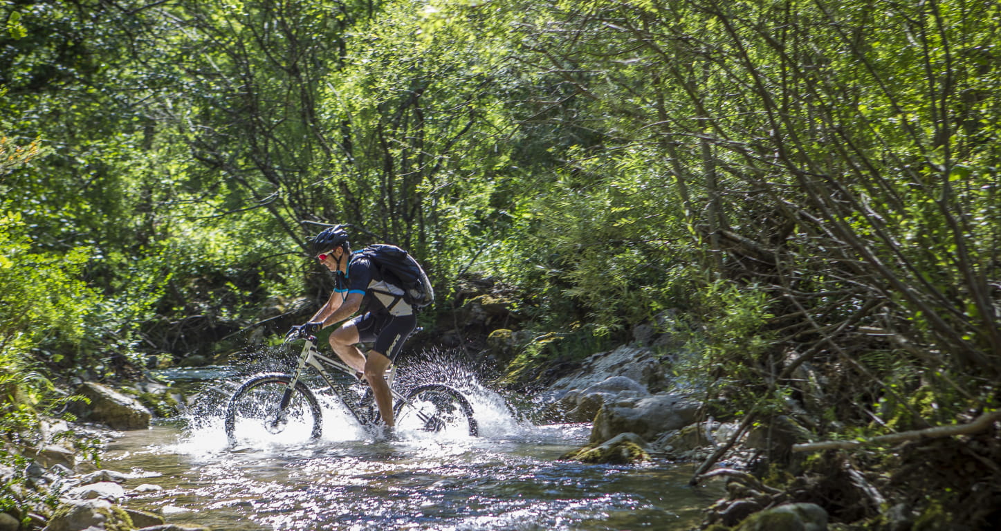 Vététiste traversant une rivière