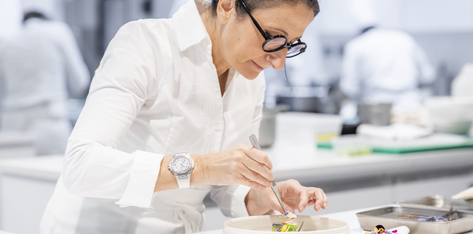 Anne-Sophie Pic en pleine création culinaire dans sa cuisine à Valence