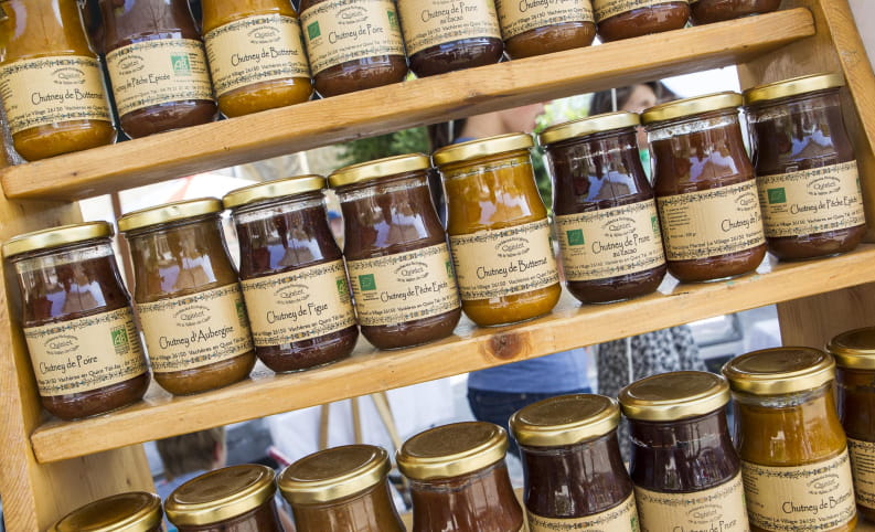 Etal de bocaux (chutneys de légumes) dans la Drôme