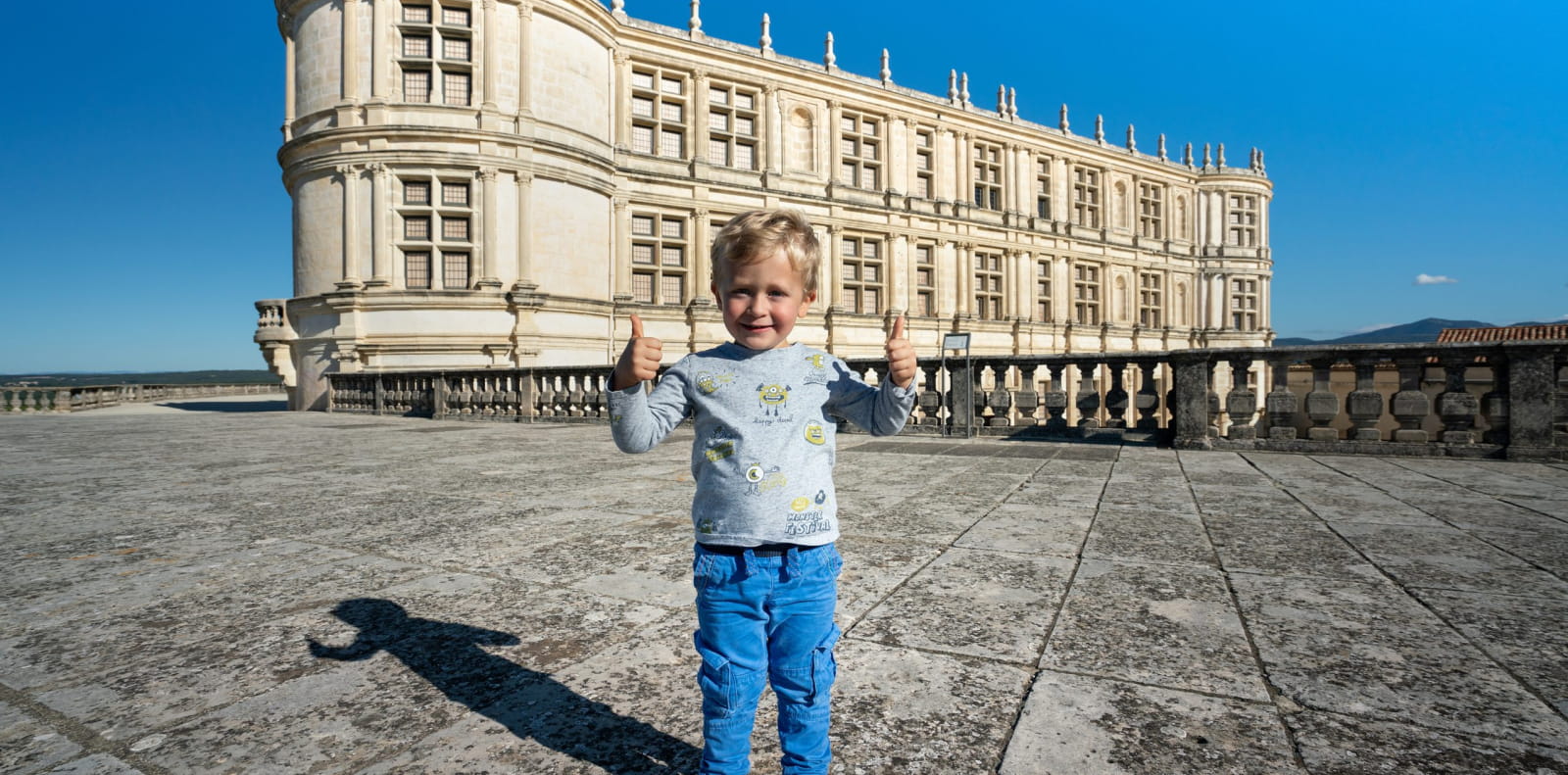 Château de Grignan enfant sur les terrasses