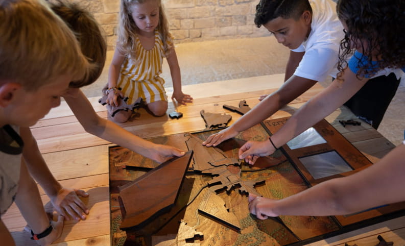 Enfants réalisant une activités ludiques au château de Montélimar