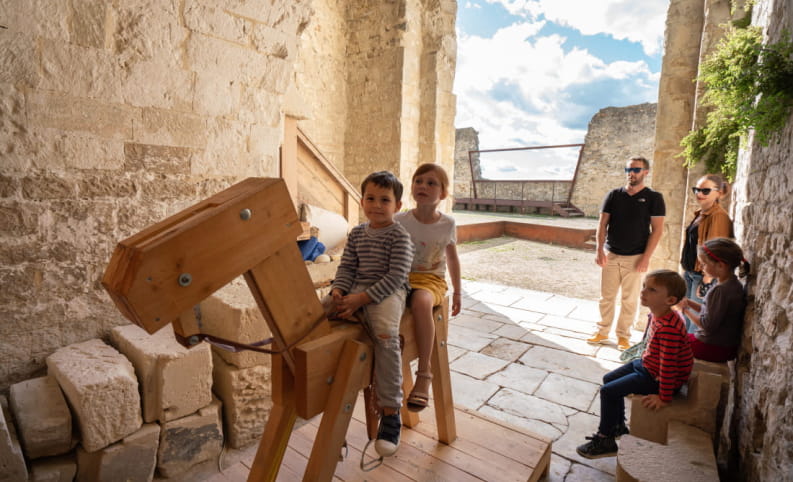 Enfants sur un cheval de bois au château de Montélimar