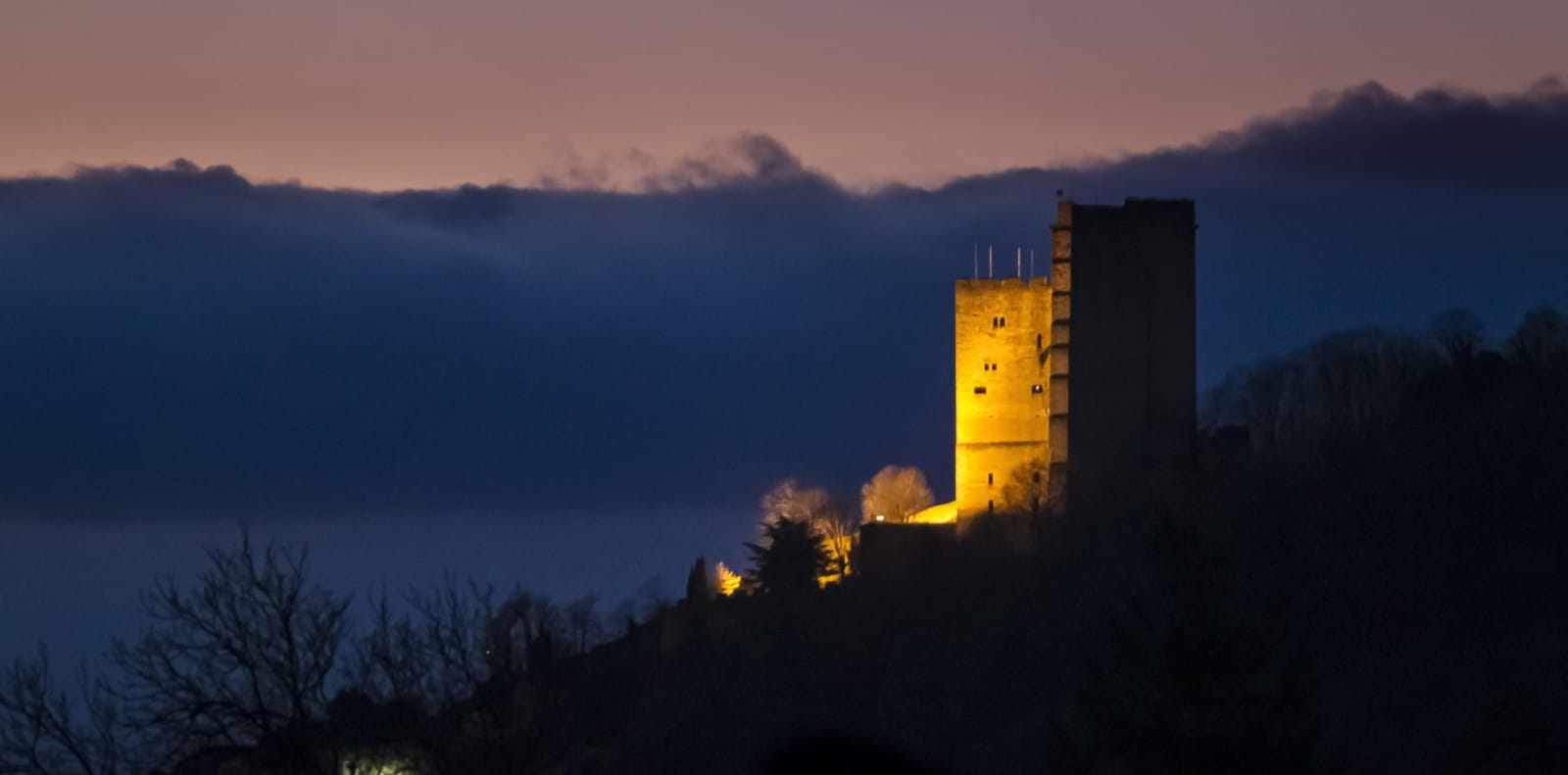 tour de Crest de nuit allumée