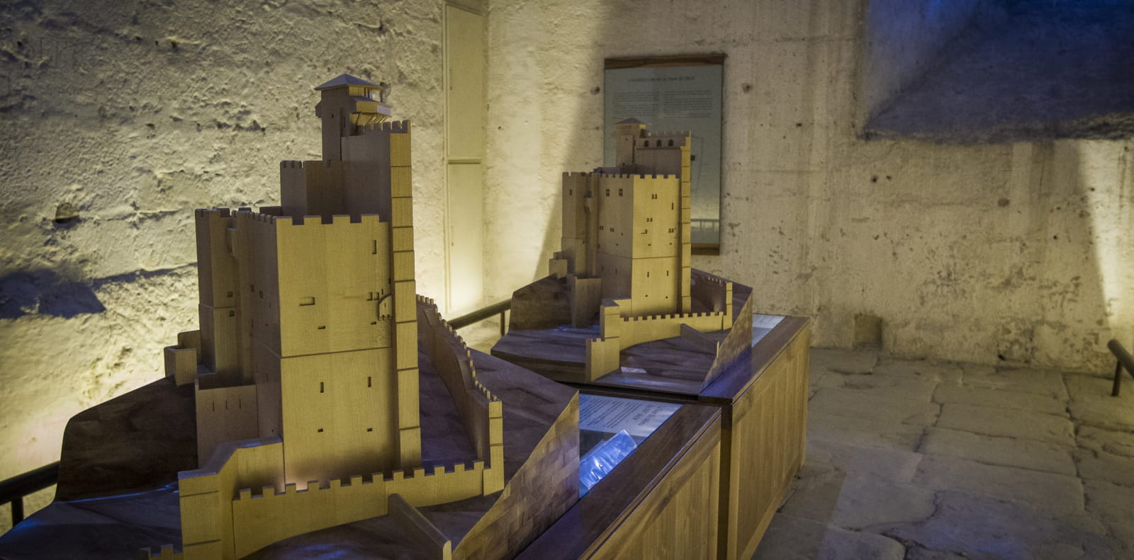 Intérieur de la tour de Crest, présentation d'une maquette