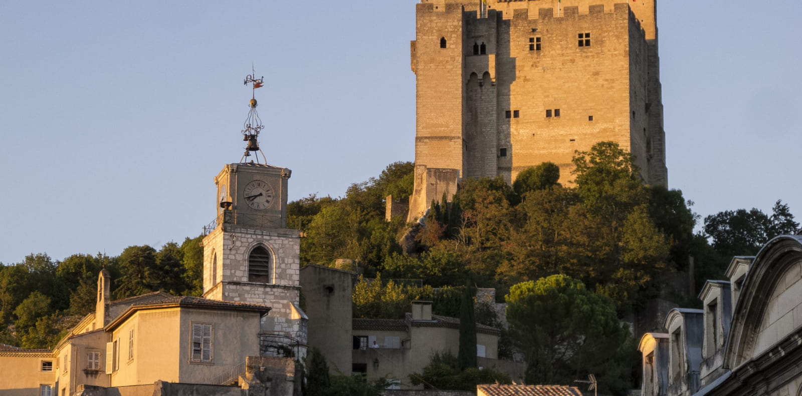 Tour de Crest éclairée par le coucher de soleil
