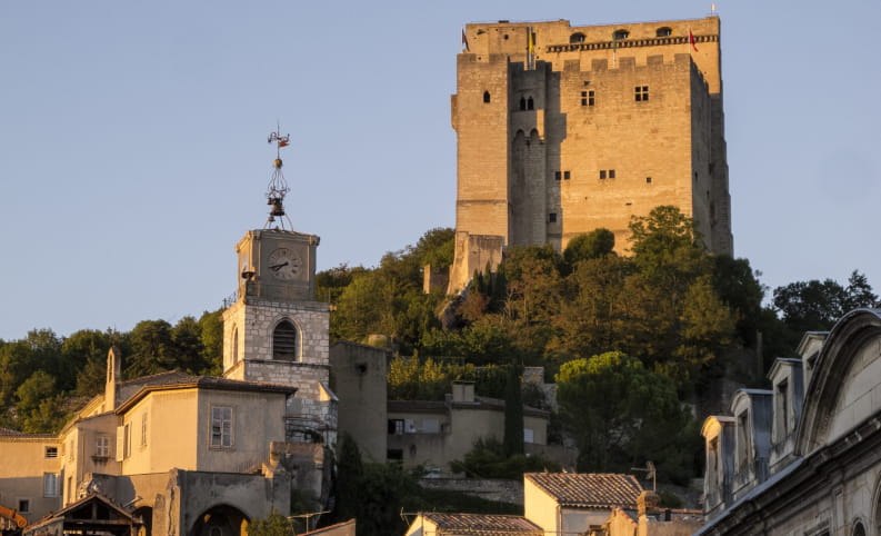 Tour de Crest éclairée par le coucher de soleil