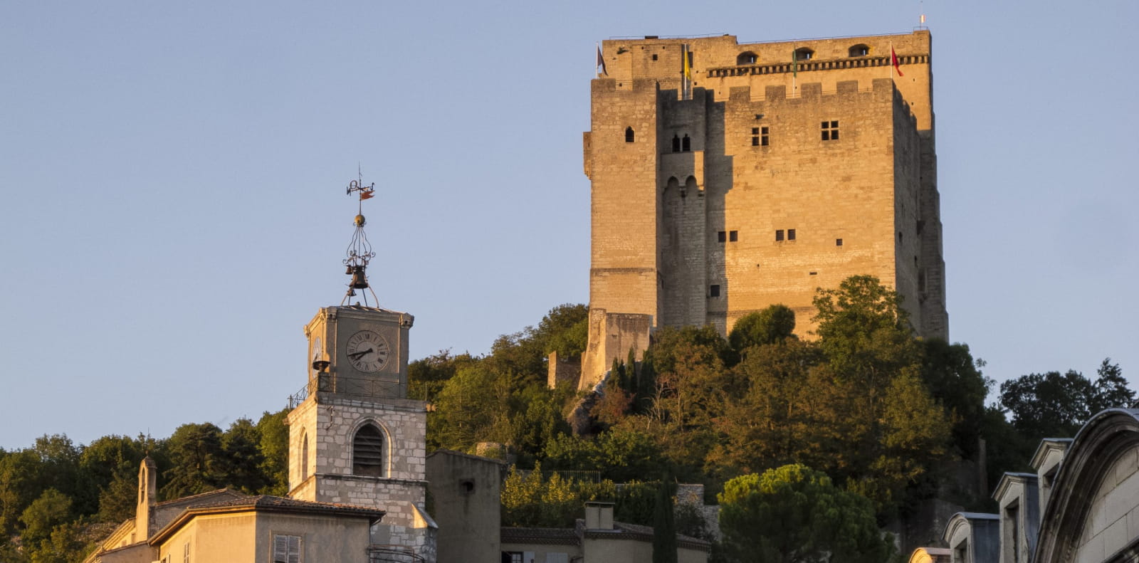 Tour de Crest éclairée par le coucher de soleil