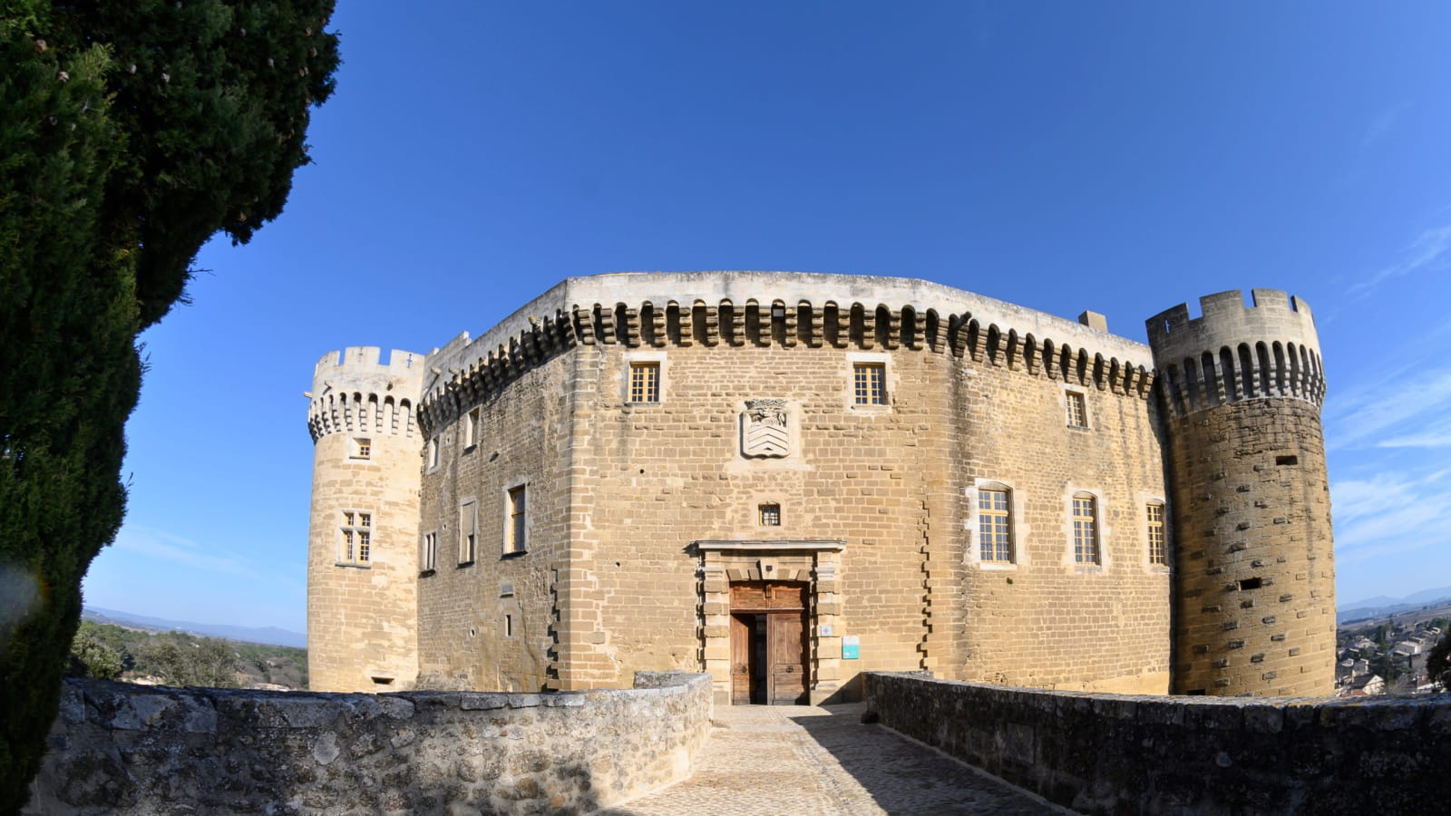 Façade du château de Suze-la-Rousse