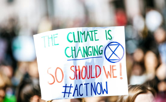 Affiche 'The climate is changing' brandie pendant une manifestation