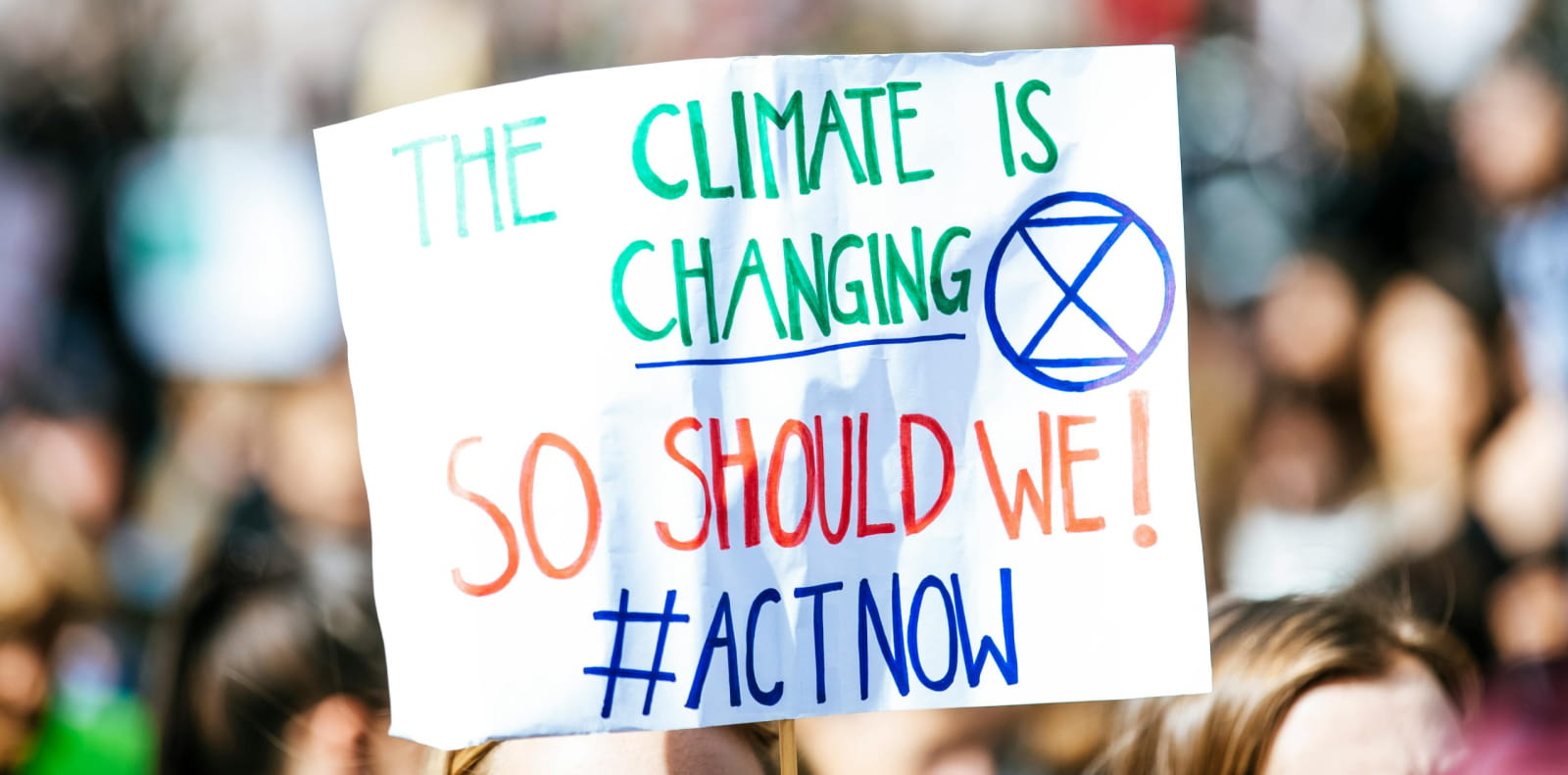 Affiche 'The climate is changing' brandie pendant une manifestation