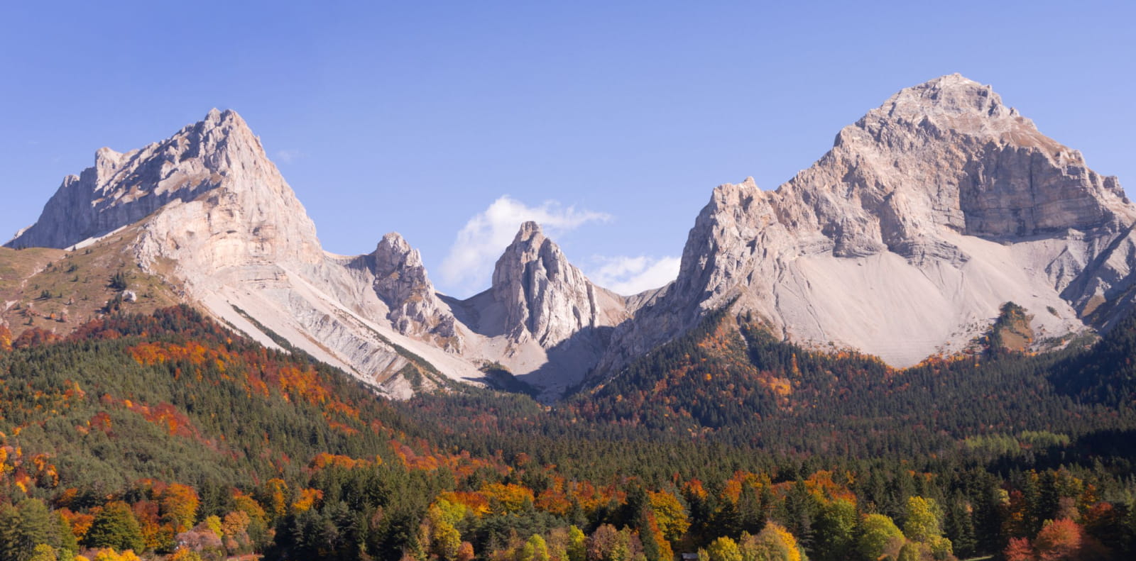 Vue sur le col des aiguilles dans le Vallon de la Jarjatte