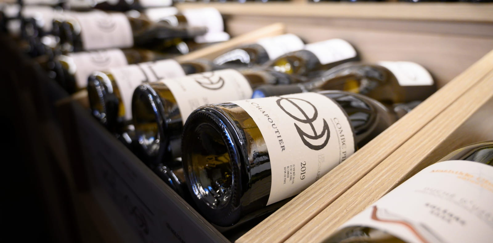 Des bouteilles de vin sont présentées au caveau M.CHAPOUTIER