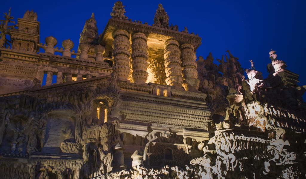Palais Idéal du Facteur Cheval éclairé de nuit